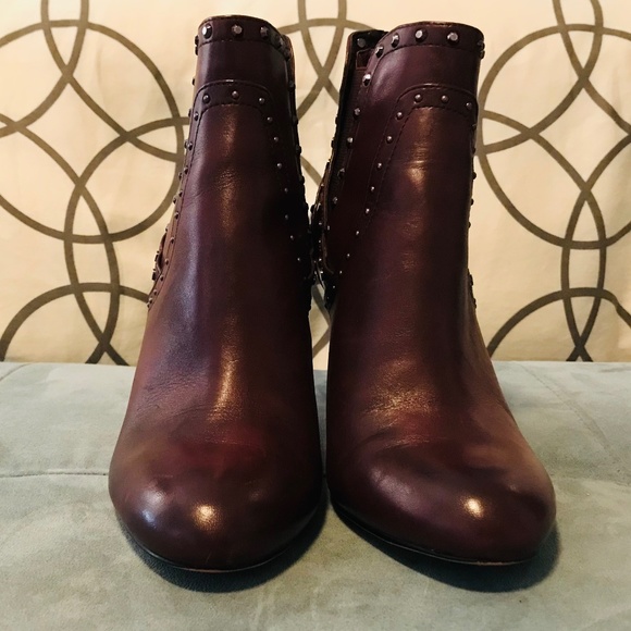 WARDROBE CLEAR OUT - Gorgeous Vince Camuto purple Leather Ankle Boots - Picture 2 of 8